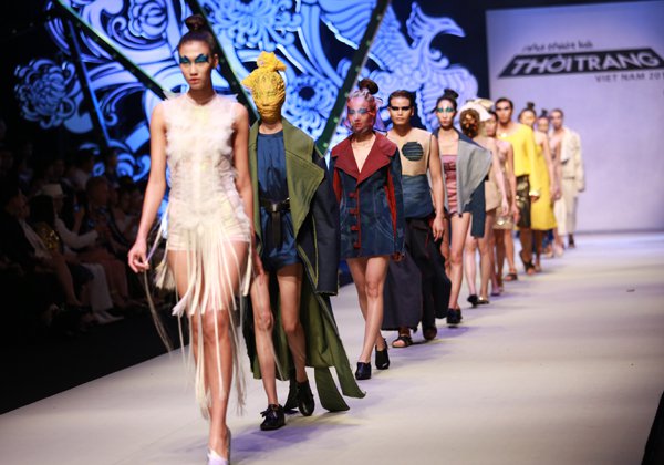 Gi&#225;m kh&#7843;o T&#226;y chia s&#7867; v&#7873; Top 3 Project Runway 20150.5364347434217946