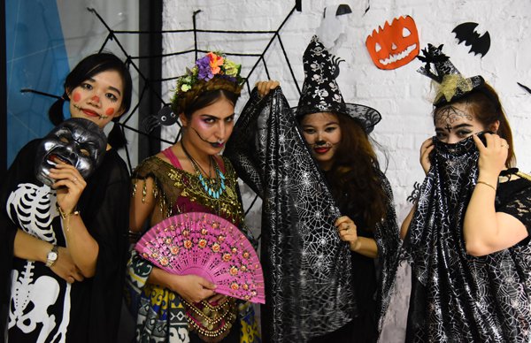 SV thi&#7871;t k&#7871; h&#243;a trang Halloween ki&#7875;u '&#273;&#7865;p u &#225;m'0.7902062111795244