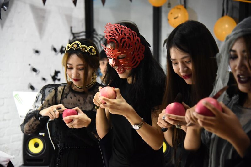 &#8220;R&#7907;n t&#243;c g&#225;y&#8221; v&#7899;i c&#225;c thi&#7871;t k&#7871; th&#7901;i trang &#273;&#234;m Halloween0.6429096826279891