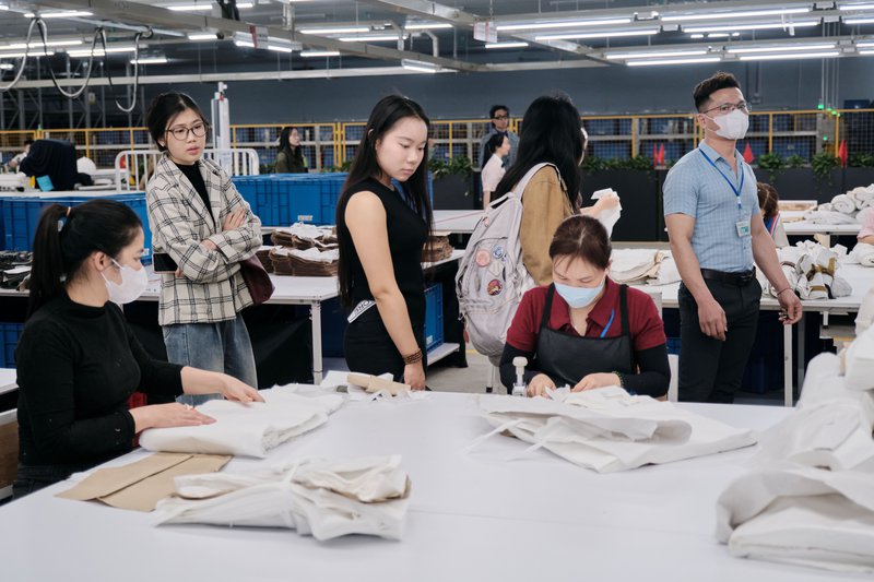 chuyến tham quan nhà máy của sinh viên LCDF