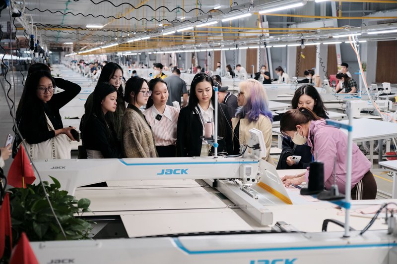 chuyến tham quan nhà máy của sinh viên LCDF