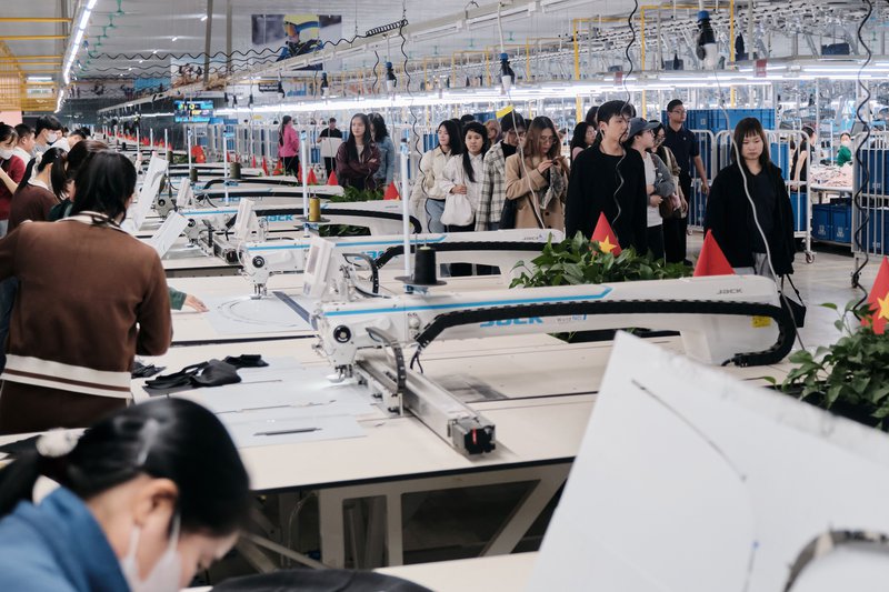 chuyến tham quan nhà máy của sinh viên LCDF