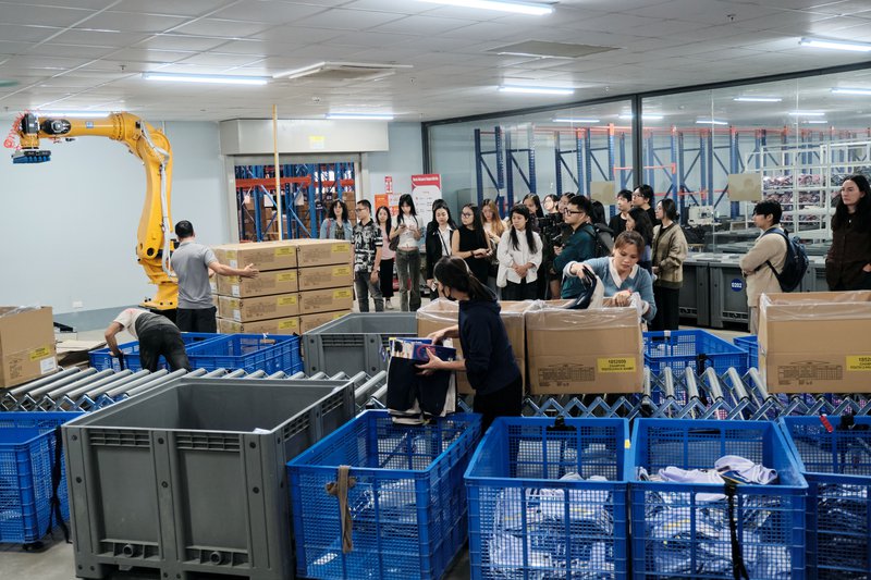 chuyến tham quan nhà máy của sinh viên LCDF